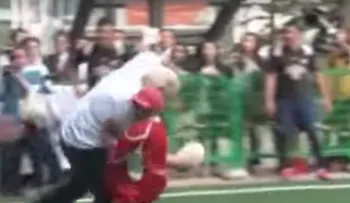 El placaje (accidental) del alcalde de Londres a un niño de 10 años (VIDEO)