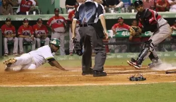 Estrellas derrotan a los Leones para su primer triunfo 