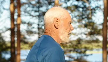 Caminar después de los 70 mejora la salud y la movilidad