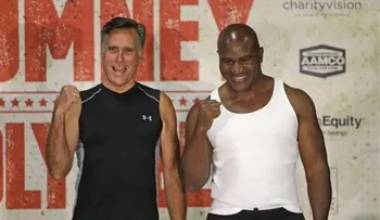 Mitt Romney y Holyfield boxean con fines de caridad