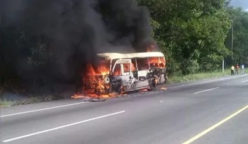 Llamas consumen autobús de pasajeros en autopista Duarte