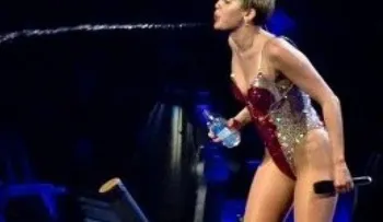 Caerse está de moda; ahora le pasó a Miley Cyrus