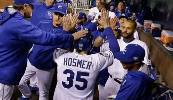 Cueto lanza juego completo y pone a Kansas 2-0 en la SM sobre Mets