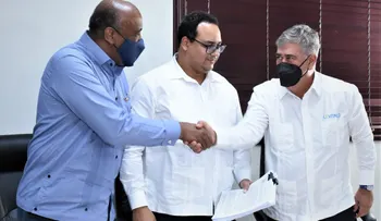 Gobierno firma contratos para proyectos de energías renovables