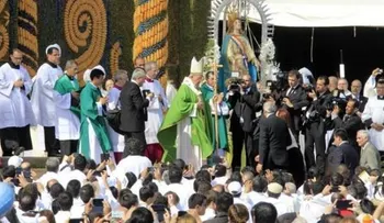El papa concluye viaje a Paraguay con visita a barriada pobre y misa con acento guaraní