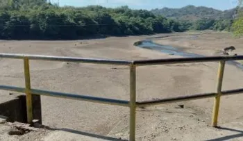 Reportero alerta sobre la grave sequía que deja sin agua a la presa de Rincón en La Vega