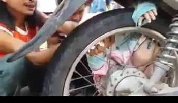 Bebé quedó atorado en llanta de una motocicleta (VIDEO)
