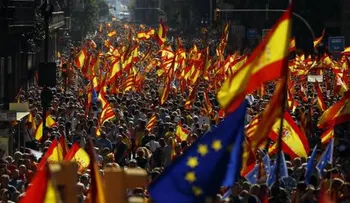 Miles marchan en Barcelona contra independencia de Cataluña 