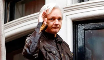 Abogado de Assange cree "abusivo" el decomiso de sus pertenencias en Londres
