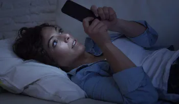 Usar teléfono celular por la noche causa ceguera