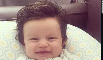 Una bebé con pelo a lo Elvis se vuelve estrella en redes y provoca una batalla