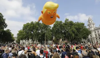 Manifestantes critican a Donald Trump en una marcha masiva por las calles de Londres