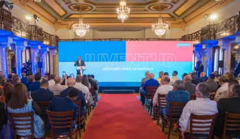 Abinader presenta avances en programas para jóvenes, que les permiten estudiar y trabajar