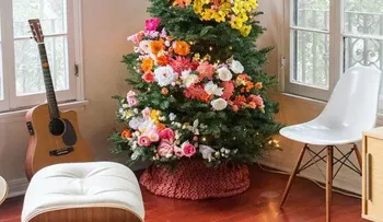 Arbolito de navidad decorado con flores