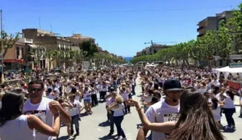 Mil personas bailan bachata en localidad española y rompen el récord Guinness