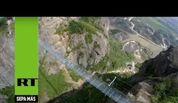 Vea y tiemble: Así es un puente colgante chino de vidrio (VIDEO)