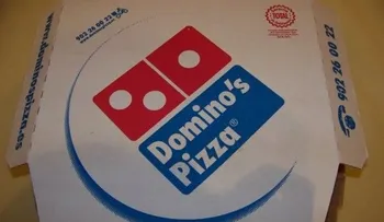 Halla 1.300 dólares dentro de caja de Domino's Pizza y los devuelve