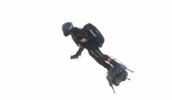 Un francés cruza el Canal de la Mancha en "flyboard"