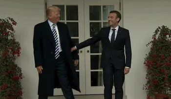 En el encuentro Trump-Macron, las manos hablaron: una colección de los GIF más incómodos y curiosos