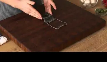 Pone un hongo champignon en el corta huevos, por un motivo simple, pero genial!