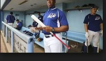 A los 56 años, Julio Franco batea para .333 en Japón