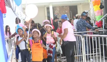 Plásticos por educación: niños reciben útiles escolares en jornada encabezada por Carolina Mejía