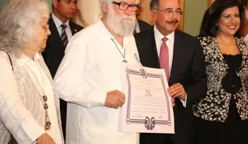 Gobierno dominicano condecora a humanista brasileño Leonardo Boff