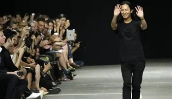 Diseñador Alexander Wang deja firma Balenciaga 