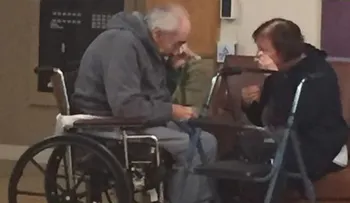 Secan sus lágrimas, pareja de esposos con 62 años juntos obligado a separarse