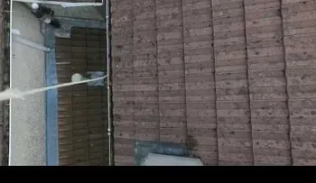 Con la ayuda de un dron libera vecina que se había quedado encerrada en el baño