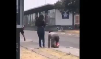 Polémica mundial: Chica obliga a su novio infiel a gatear en la calle para perdonarlo