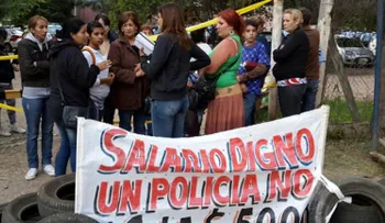 Familiares de policías protestan por sueldos dignos