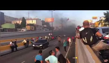 Conductores salen despavoridos, tras incendio vehículo en túnel de Las Américas 