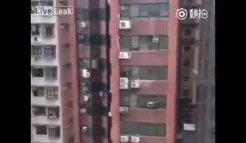 Un hombre que "pagaba cuernos" sale desnudo por ventana de apartamento (VIDEO)