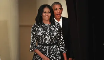Lejos de la Casa Blanca: el nuevo look "cool" del matrimonio Obama