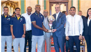 Abinader recibe campeones del Salcedo FC