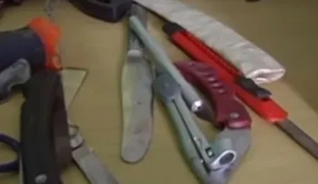 Estudiantes cargan cuchillos en sus mochilas