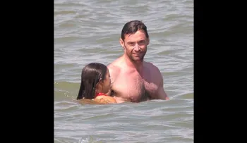 Hugh Jackman salva a varios nadadores en una playa de Australia