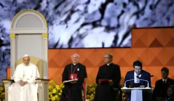 Actor Mark Wahlberg hace broma sobre su película Ted en ceremonia papal
