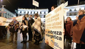 España: una anciana que tenía la luz cortada muere en un incendio provocado por una vela