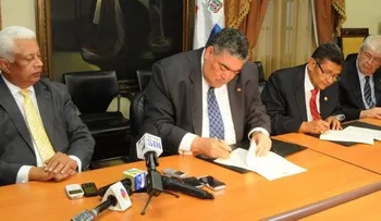 Gobierno de RD y Parlacen firman acuerdo; crearán ley para regularizar comercio
