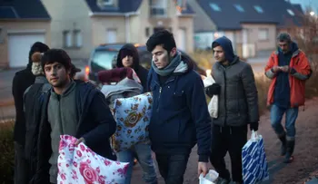 Dinamarca podría confiscar pertenencias de refugiados para que paguen por su asilo