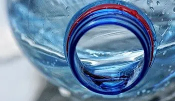 Por qué no se debe beber agua de botellas plásticas