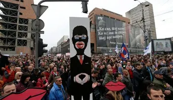 Más de 10 mil personas protestan contra el poderoso primer ministro de Serbia 