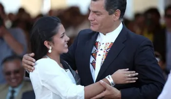 Video: Discurso de una estudiante hace llorar a Correa