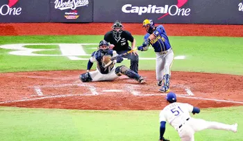 Cerveceros arrollan 10-1 a Rays y quedan a un triunfo de su primer título mundial