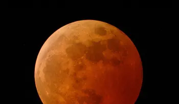 Eclipse lunar total tiñe la Luna de rojo 
