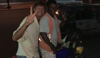 Randy Johnson a bordo de un motoconcho, durante estadía en República Dominicana