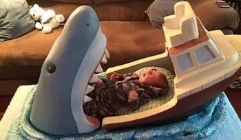 Una cuna en forma de tiburón es viral en Internet
