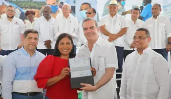 Presidente Abinader entrega más de 600 títulos de propiedad a familias de escasos recursos en Boyá